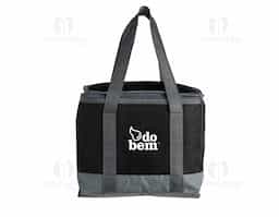Bolsa térmica confeccionada em poliéster, com capacidade de 15 litros, ideal para conservar alimentos e bebidas por mais tempo. Possui alça de mão em nylon, que facilita o transporte e garante maior conforto no uso. Resistente e funcional, é uma excelente opção de brinde corporativo prático e de grande utilidade no dia a dia.