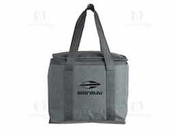 Bolsa térmica confeccionada em poliéster, com capacidade de 15 litros, ideal para conservar alimentos e bebidas por mais tempo. Possui alça de mão em nylon, que facilita o transporte e garante maior conforto no uso. Resistente e funcional, é uma excelente opção de brinde corporativo prático e de grande utilidade no dia a dia.