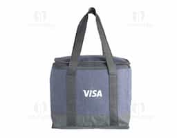 Bolsa térmica confeccionada em poliéster, com capacidade de 15 litros, ideal para conservar alimentos e bebidas por mais tempo. Possui alça de mão em nylon, que facilita o transporte e garante maior conforto no uso. Resistente e funcional, é uma excelente opção de brinde corporativo prático e de grande utilidade no dia a dia.
