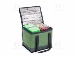 Bolsa térmica confeccionada em poliéster, com capacidade de 15 litros, ideal para conservar alimentos e bebidas por mais tempo. Possui alça de mão em nylon, que facilita o transporte e garante maior conforto no uso. Resistente e funcional, é uma excelente opção de brinde corporativo prático e de grande utilidade no dia a dia.