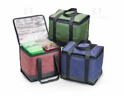 Bolsa térmica confeccionada em poliéster, com capacidade de 15 litros, ideal para conservar alimentos e bebidas por mais tempo. Possui alça de mão em nylon, que facilita o transporte e garante maior conforto no uso. Resistente e funcional, é uma excelente opção de brinde corporativo prático e de grande utilidade no dia a dia.