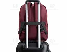 Mochila de nylon 21 Litros com dois compartimentos, sendo o principal com bolso para notebook 15,6. Com divisórias internas para acessórios, a mochila possui bolso lateral, suporte externo USB e alça para engate em malas de viagem..40x30x18