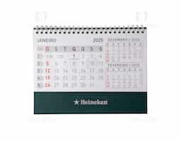Calendário de mesa 2026 em papel couche 115g, base em percalux. Medidas dele montado 15,4x7,1x21,1cm