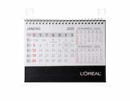 Calendário de mesa 2026 em papel couche 115g, base em percalux. Medidas dele montado 15,4x7,1x21,1cm