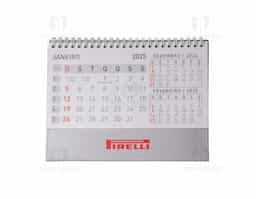 Calendário de mesa 2026 em papel couche 115g, base em percalux. Medidas dele montado 15,4x7,1x21,1cm