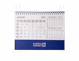 Calendário de mesa 2026 em papel couche 115g, base em percalux. Medidas dele montado 15,4x7,1x21,1cm
