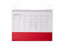 Calendário de mesa 2026 em papel couche 115g, base em percalux. Medidas dele montado 15,4x7,1x21,1cm