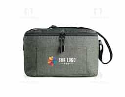 Bolsa térmica confeccionada em poliéster, com capacidade de 10 litros, pensada para uso prático e organização no dia a dia. Possui bolso frontal com fechamento em zíper, que facilita o acesso a itens complementares e mantém o conteúdo seguro. Conta com alça transversal em nylon, regulável e não removível, oferecendo conforto no transporte e liberdade de movimento. Seu design funcional favorece o uso recorrente, tornando-se um brinde corporativo versátil, associado a utilidade real, durabilidade e presença constante na rotina do usuário.