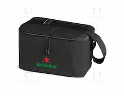 Bolsa térmica confeccionada em poliéster, com capacidade de 10 litros, pensada para uso prático e organização no dia a dia. Possui bolso frontal com fechamento em zíper, que facilita o acesso a itens complementares e mantém o conteúdo seguro. Conta com alça transversal em nylon, regulável e não removível, oferecendo conforto no transporte e liberdade de movimento. Seu design funcional favorece o uso recorrente, tornando-se um brinde corporativo versátil, associado a utilidade real, durabilidade e presença constante na rotina do usuário.