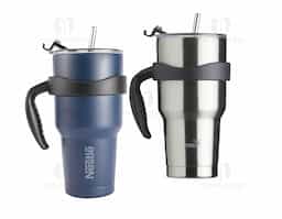 Caneca térmica de inox com capacidade para 800 ml, contém duas tampas, sendo uma acrílica com bocal, trava de segurança, e uma pequena tampa acoplada emborrachada para dissipação da temperatura, e a segunda tampa acrílica, contém compartimento que ao deslizar acessará ao bocal. Acompanha canudo de inox e escovinha de limpeza.