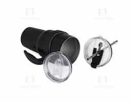 Caneca térmica de inox com capacidade para 800 ml, contém duas tampas, sendo uma acrílica com bocal, trava de segurança, e uma pequena tampa acoplada emborrachada para dissipação da temperatura, e a segunda tampa acrílica, contém compartimento que ao deslizar acessará ao bocal. Acompanha canudo de inox e escovinha de limpeza.