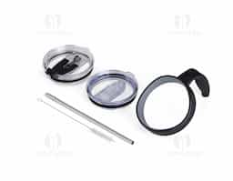 Caneca térmica de inox com capacidade para 800 ml, contém duas tampas, sendo uma acrílica com bocal, trava de segurança, e uma pequena tampa acoplada emborrachada para dissipação da temperatura, e a segunda tampa acrílica, contém compartimento que ao deslizar acessará ao bocal. Acompanha canudo de inox e escovinha de limpeza.