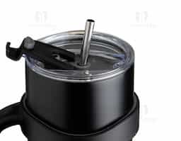 Caneca térmica de inox com capacidade para 800 ml, contém duas tampas, sendo uma acrílica com bocal, trava de segurança, e uma pequena tampa acoplada emborrachada para dissipação da temperatura, e a segunda tampa acrílica, contém compartimento que ao deslizar acessará ao bocal. Acompanha canudo de inox e escovinha de limpeza.