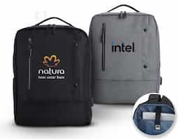 Mochila de Nylon 22 Litros com 4 compartimentos, sendo o principal com bolso para notebook 15,6. Com divisórias internas para acessórios, a mochila possui bolso lateral, suporte externo USB e alça para engate em malas de viagem. 