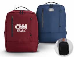 Mochila de Nylon 22 Litros com 4 compartimentos, sendo o principal com bolso para notebook 15,6. Com divisórias internas para acessórios, a mochila possui bolso lateral, suporte externo USB e alça para engate em malas de viagem. 