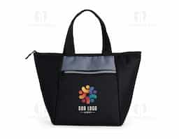 Bolsa térmica confeccionada em poliéster 600D, material resistente e indicado para uso frequente. Possui capacidade de 9 litros, oferecendo espaço adequado para transportar alimentos e bebidas de forma organizada no dia a dia. Conta com bolso frontal funcional, ideal para itens de apoio ou pequenos objetos, facilitando o acesso durante o uso. As alças de mão proporcionam transporte prático e confortável. Com estrutura simples e eficiente, é um brinde corporativo versátil, de fácil aceitação e utilidade real, pensado para estar presente na rotina e reforçar a marca de forma discreta e constante.