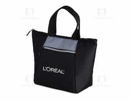 Bolsa térmica confeccionada em poliéster 600D, material resistente e indicado para uso frequente. Possui capacidade de 9 litros, oferecendo espaço adequado para transportar alimentos e bebidas de forma organizada no dia a dia. Conta com bolso frontal funcional, ideal para itens de apoio ou pequenos objetos, facilitando o acesso durante o uso. As alças de mão proporcionam transporte prático e confortável. Com estrutura simples e eficiente, é um brinde corporativo versátil, de fácil aceitação e utilidade real, pensado para estar presente na rotina e reforçar a marca de forma discreta e constante.
