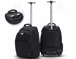 Mochila 27 litros com rodinhas e cadeado TSA. Possui padrão para bagagem de mão, conforme especificações ANAC (Agência Nacional de Aviação Civil) Confeccionada em nylon, contém alça revestida com espuma para um maior conforto, puxador retrátil com regulagem e botão acionador, alças para as costas escondidas no compartimento traseiro com zíper