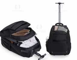 Mochila 27 litros com rodinhas e cadeado TSA. Possui padrão para bagagem de mão, conforme especificações ANAC (Agência Nacional de Aviação Civil) Confeccionada em nylon, contém alça revestida com espuma para um maior conforto, puxador retrátil com regulagem e botão acionador, alças para as costas escondidas no compartimento traseiro com zíper