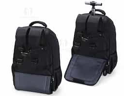 Mochila 27 litros com rodinhas e cadeado TSA. Possui padrão para bagagem de mão, conforme especificações ANAC (Agência Nacional de Aviação Civil) Confeccionada em nylon, contém alça revestida com espuma para um maior conforto, puxador retrátil com regulagem e botão acionador, alças para as costas escondidas no compartimento traseiro com zíper