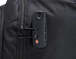 Mochila 27 litros com rodinhas e cadeado TSA. Possui padrão para bagagem de mão, conforme especificações ANAC (Agência Nacional de Aviação Civil) Confeccionada em nylon, contém alça revestida com espuma para um maior conforto, puxador retrátil com regulagem e botão acionador, alças para as costas escondidas no compartimento traseiro com zíper