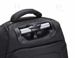 Mochila 27 litros com rodinhas e cadeado TSA. Possui padrão para bagagem de mão, conforme especificações ANAC (Agência Nacional de Aviação Civil) Confeccionada em nylon, contém alça revestida com espuma para um maior conforto, puxador retrátil com regulagem e botão acionador, alças para as costas escondidas no compartimento traseiro com zíper