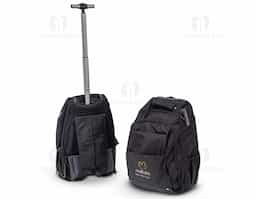 Mochila 27 litros com rodinhas e cadeado TSA. Possui padrão para bagagem de mão, conforme especificações ANAC (Agência Nacional de Aviação Civil) Confeccionada em nylon, contém alça revestida com espuma para um maior conforto, puxador retrátil com regulagem e botão acionador, alças para as costas escondidas no compartimento traseiro com zíper.