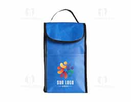 Bolsa térmica compacta confeccionada em rPET, material reciclável e resistente à água, que alia funcionalidade e compromisso ambiental. Com capacidade para até 4 litros, possui revestimento interno em manta de alumínio que auxilia na conservação da temperatura. Conta com bolso frontal para itens de fácil acesso, fechamento do compartimento principal em velcro e alça de mão costurada na parte superior, proporcionando praticidade no transporte e no uso diário.