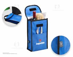 Bolsa térmica compacta confeccionada em rPET, material reciclável e resistente à água, que alia funcionalidade e compromisso ambiental. Com capacidade para até 4 litros, possui revestimento interno em manta de alumínio que auxilia na conservação da temperatura. Conta com bolso frontal para itens de fácil acesso, fechamento do compartimento principal em velcro e alça de mão costurada na parte superior, proporcionando praticidade no transporte e no uso diário.