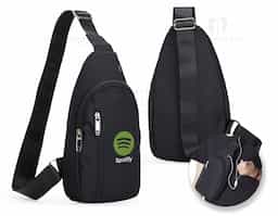 Bolsa de ombro em nylon com 2 compartimentos e bolso interno, possui saída para fone de ouvido. Alça transversal com opção de regulagem.
