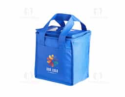 Bolsa térmica confeccionada em TNT, com capacidade de 7 litros, indicada para usos práticos no dia a dia e deslocamentos rápidos. Seu formato funcional permite acomodar alimentos e bebidas de forma organizada, atendendo necessidades cotidianas com leveza. Possui bolso frontal que amplia o espaço de armazenamento e facilita o acesso a itens complementares. A estrutura simples e eficiente favorece o uso recorrente, tornando-se um brinde corporativo versátil, de fácil aceitação e boa exposição de marca, associado à praticidade e utilidade real.