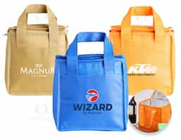 Bolsa térmica confeccionada em TNT, com capacidade de 7 litros, indicada para usos práticos no dia a dia e deslocamentos rápidos. Seu formato funcional permite acomodar alimentos e bebidas de forma organizada, atendendo necessidades cotidianas com leveza. Possui bolso frontal que amplia o espaço de armazenamento e facilita o acesso a itens complementares. A estrutura simples e eficiente favorece o uso recorrente, tornando-se um brinde corporativo versátil, de fácil aceitação e boa exposição de marca, associado à praticidade e utilidade real.