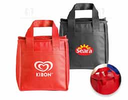 Bolsa térmica confeccionada em TNT, com capacidade de 7 litros, indicada para usos práticos no dia a dia e deslocamentos rápidos. Seu formato funcional permite acomodar alimentos e bebidas de forma organizada, atendendo necessidades cotidianas com leveza. Possui bolso frontal que amplia o espaço de armazenamento e facilita o acesso a itens complementares. A estrutura simples e eficiente favorece o uso recorrente, tornando-se um brinde corporativo versátil, de fácil aceitação e boa exposição de marca, associado à praticidade e utilidade real.