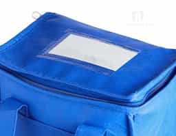 Bolsa térmica confeccionada em TNT, com capacidade de 7 litros, indicada para usos práticos no dia a dia e deslocamentos rápidos. Seu formato funcional permite acomodar alimentos e bebidas de forma organizada, atendendo necessidades cotidianas com leveza. Possui bolso frontal que amplia o espaço de armazenamento e facilita o acesso a itens complementares. A estrutura simples e eficiente favorece o uso recorrente, tornando-se um brinde corporativo versátil, de fácil aceitação e boa exposição de marca, associado à praticidade e utilidade real.