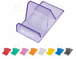 Suporte para celular confeccionado em acrílico resistente, com design simples e funcional que garante estabilidade ao aparelho. Ideal para apoiar o celular em mesas ou bancadas, facilitando a visualização de conteúdos e chamadas.