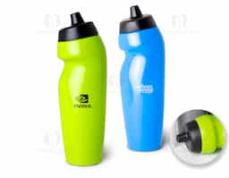 Squeeze de plástico 640 ml livre de BPA, com design ergonômico, contém tampa rosqueável e bico de válvula à prova de vazamentos, garantindo segurança contra derramamentos durante os movimentos. Para liberar o líquido, basta apertar o squeeze, permitindo que o líquido seja liberado e fechado automaticamente.