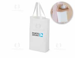 Sacola feita em algodão 280g/m² com duas alças costuradas na parte interna.