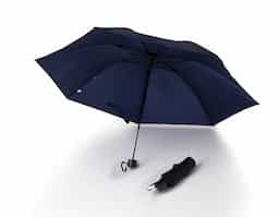 Guarda chuva manual de tecido em nylon com parte interna em vinil. Possui 7 varetas e estrutura em aço, pegador, botão de abertura e alça de nylon. Acompanha capa protetora.