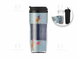 Copo plástico 350ml porta foto. Possui tampa plástica com “alavanca” para abrir/fechar compartimento para beber. Copo preto em pvc, basta rosqueá-lo para tirar da base acrílica. Copo acrílico com o fundo externo emborrachado. Para colocar a foto basta envolver o papel sob o copo preto e encaixá-lo sob a base acrílica.