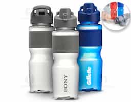 Squeeze plástico 730ml com luva emborrachada e alça para transporte. Inclui tampa de proteção com trava para o bocal, garantindo praticidade e segurança em qualquer aventura.