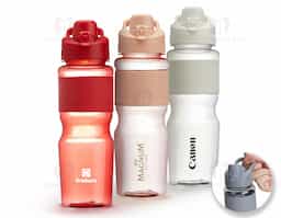 Squeeze plástico 730ml com luva emborrachada e alça para transporte. Inclui tampa de proteção com trava para o bocal, garantindo praticidade e segurança em qualquer aventura.