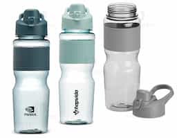 Squeeze plástico 730ml com luva emborrachada e alça para transporte. Inclui tampa de proteção com trava para o bocal, garantindo praticidade e segurança em qualquer aventura.