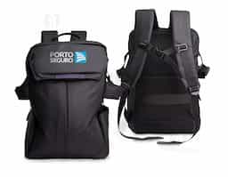 Mochila de 30 Litros confeccionada em couro sintético resistente à água. Contém três compartimentos, sendo um deles exclusivo para acomodar capacete de bicicleta e outro para notebook de 15,6" com revestimento aveludado. A mochila possui faixa e detalhes refletivos, bolsos externos nas laterais, bolso interno de plástico exclusivo para itens molhados, bolso interno de tela, alça para engate em mala de viagem, alça regulável revestida com espuma, parte traseira também revestida com espuma para maior conforto e fivelas para melhor expansão e segurança da mochila.