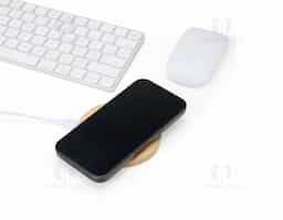 Carregador via indução formato disco com indicador de funcionamento em led, feito em Bambu. Compatível com smartphones com tecnologia por indução. Acompanha cabo USB. OBS.: O CARREGADOR APENAS TRANSFERE CARGA, ELE NÃO POSSUI BATERIA PARA ARMAZENAMENTO (NÃO É UM POWER BANK).