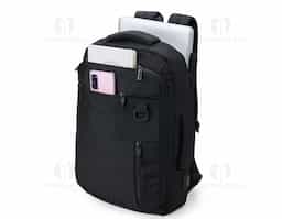 Mochila confeccionada em Nylon 20 Litros com 4 compartimentos, sendo o principal com bolso para notebook 15,6. Possui um bolso externo, bolsos e divisórias internas para acessórios, a mochila possui suporte externo USB, alça com bolso integrado para cartões, alça para engate em malas de viagem e duas alças de mãos, sendo um delas para o transporte da mochila no formato pasta.