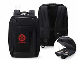 Mochila confeccionada em Nylon 23 litros com detalhes em couro sintético. Contém 5 compartimentos, sendo um bolso com faixa refletiva, divisórias internas para acessórios, bolso para tablet e notebook 15.6, bolso antifurto nas costas, bolso externo na lateral com elástico, suporte externo USB, alça para encaixe em malas de viagem, alças da mochila possuem bolsos integrados para suporte de óculos e cartões.