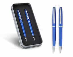 Conjunto de caneta e lapiseira metálicas em estojo metal. Caneta e lapiseira possuem acabamento brilhante, carga esferográfica azul de 1.0mm e acionamento por rotação.