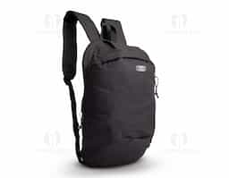 A mochila rPET de 9 litros oferece praticidade e sustentabilidade em um design compacto. Com dois compartimentos, permite organizar seus pertences de forma eficiente. Feita de material reciclado, é uma escolha consciente para quem valoriza o meio ambiente. Ideal para uso diário ou pequenas aventuras.