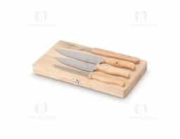 Kit churrasco em estojo de madeira, composto por três facas e um garfo. As facas são fabricadas em aço inoxidável de alta qualidade, garantindo durabilidade e precisão no corte de carnes. O garfo possui pontas afiadas para manuseio seguro dos alimentos durante o churrasco. O estojo de madeira oferece proteção e organização às peças, facilitando seu armazenamento e transporte. Ideal para entusiastas da culinária ao ar livre.