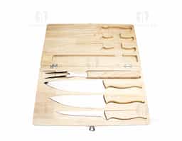 Kit churrasco em estojo de madeira, composto por três facas e um garfo. As facas são fabricadas em aço inoxidável de alta qualidade, garantindo durabilidade e precisão no corte de carnes. O garfo possui pontas afiadas para manuseio seguro dos alimentos durante o churrasco. O estojo de madeira oferece proteção e organização às peças, facilitando seu armazenamento e transporte. Ideal para entusiastas da culinária ao ar livre.